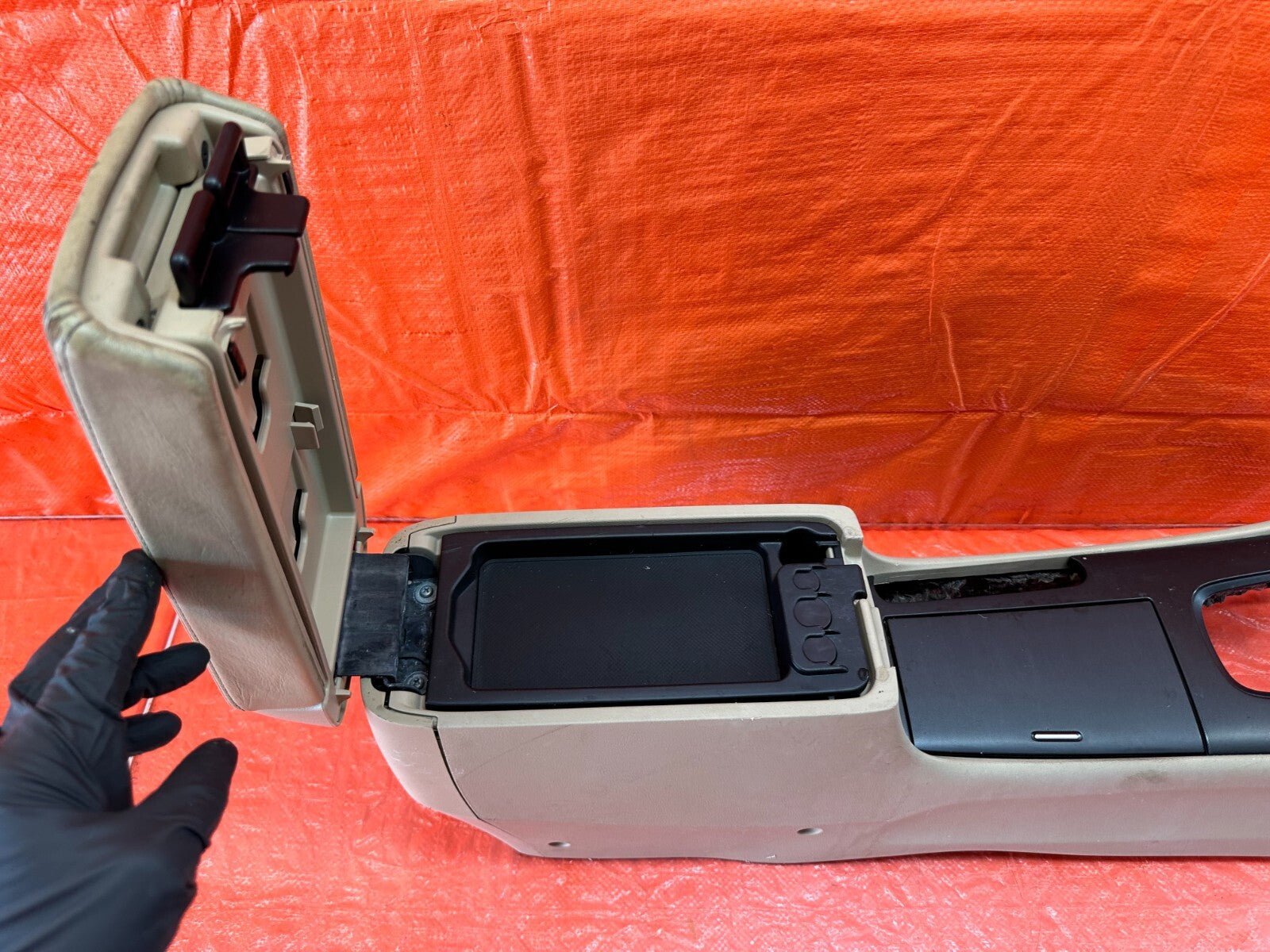04 08 ACURA TSX   ARM REST / CENTER CONSOLE STORAGE COMPARTMENT BIN TAN OEM #19616