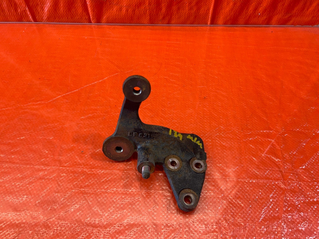 02 06 ACURA RSX   POWER STEERING RACK DRIVER LEFT MOUNTING BRACKET B   OEM #1390