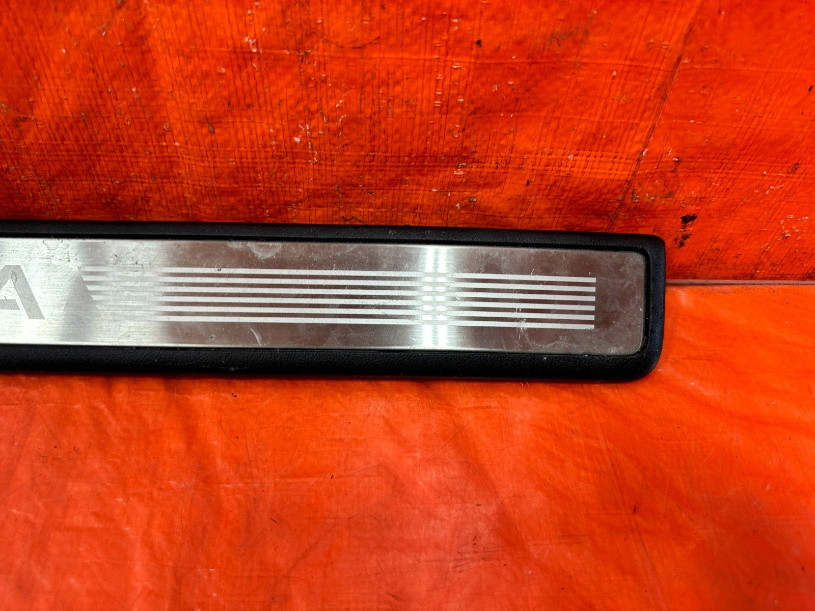 09 14 ACURA TSX   PASSENGER RIGHT FRONT FLOOR PILLAR SCUFF PLATE   OEM 3051