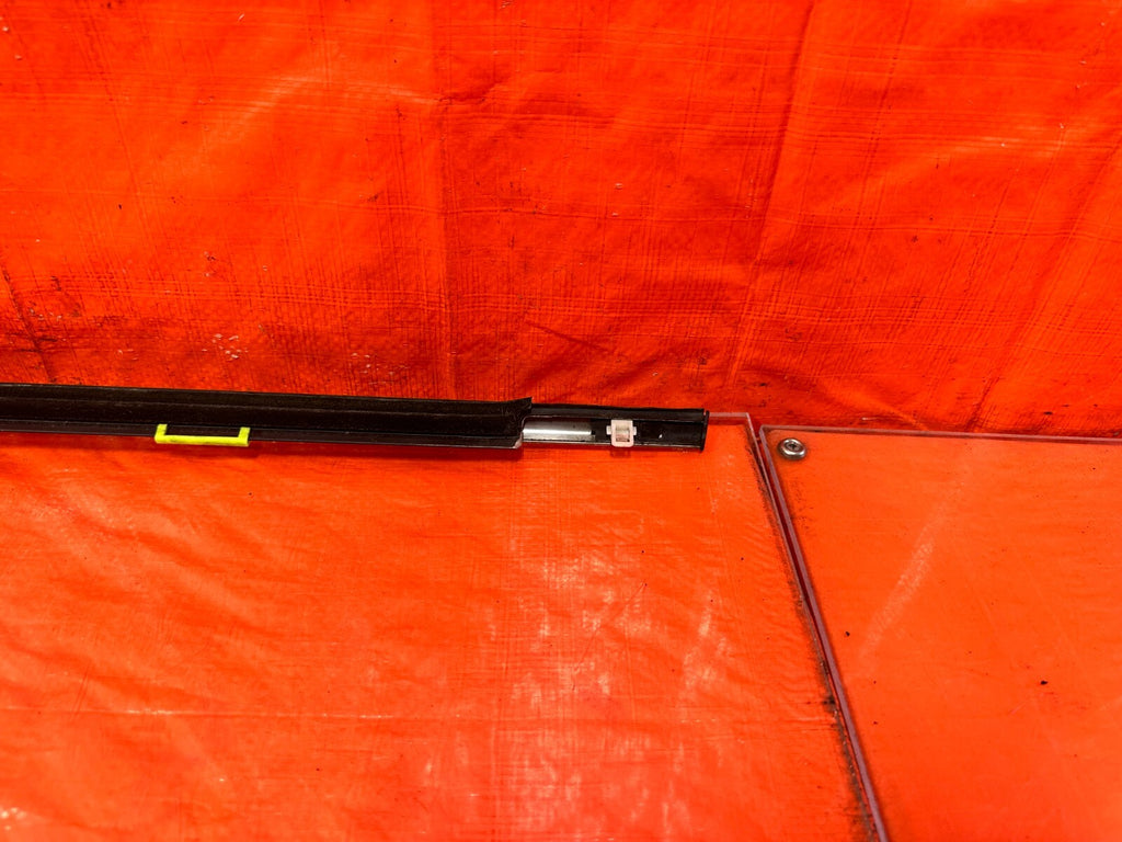 96 00 HONDA CIVIC SEDAN 4D PASSENGER RIGHT REAR GLASS TRIM DRIP RETAINER OEM 2979