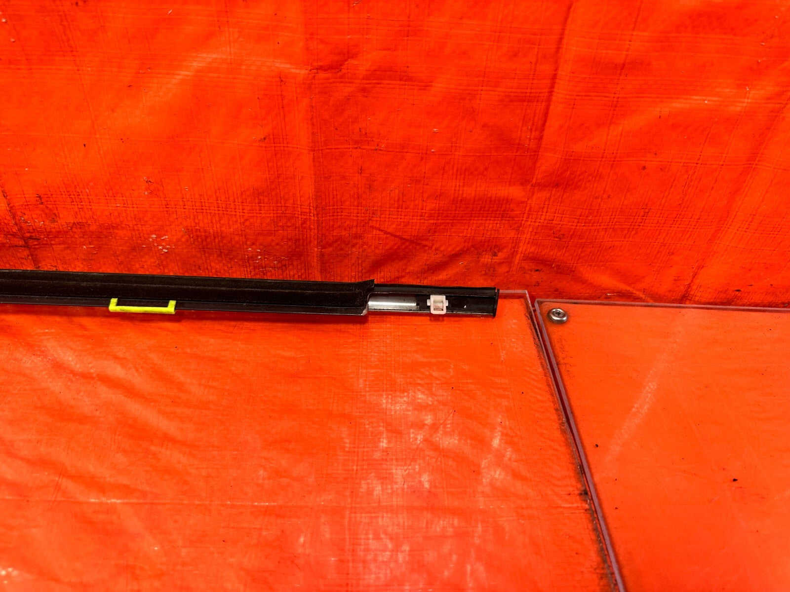 96 00 HONDA CIVIC SEDAN 4D PASSENGER RIGHT REAR GLASS TRIM DRIP RETAINER OEM 2979