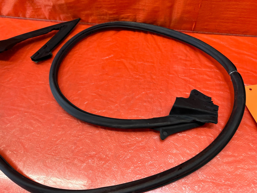 10 16 HYUNDAI GENESIS COUPE RIGHT LOWER DOOR WEATHER STRIP RUBBER SEAL 2195
