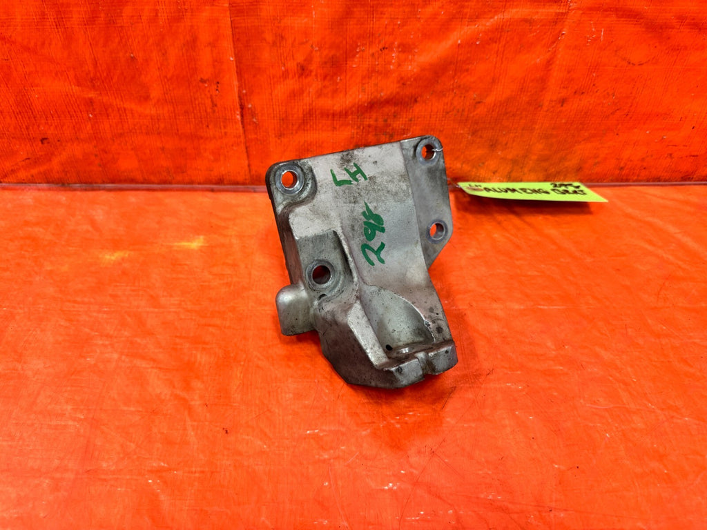 03 07 INFINITI G35 COUPE   LEFT ALUMINUM ENGINE BRACKET   REAR WHEEL DRIVE 2981