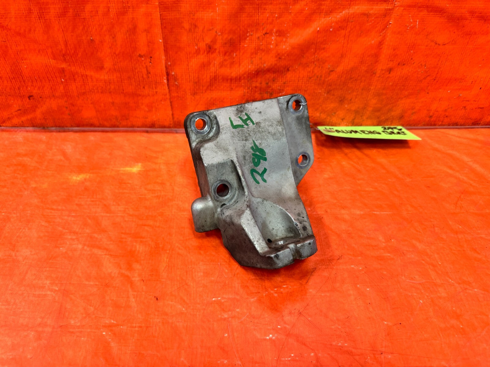 03 07 INFINITI G35 COUPE   LEFT ALUMINUM ENGINE BRACKET   REAR WHEEL DRIVE 2981