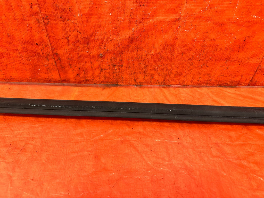 90 91 HONDA CIVIC HATCHBACK   DRIVER LEFT EXTERIOR WINDOW GLASS TRIM   OEM 3172