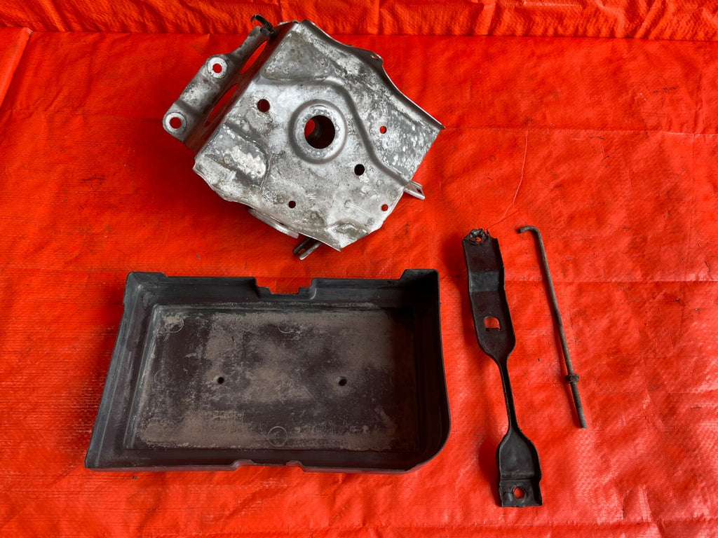 02 06 HONDA CR V CRV BATTERY TRAY BRACKET W/ TIE DOWN AND MOUNTING HARDWARE OEM0