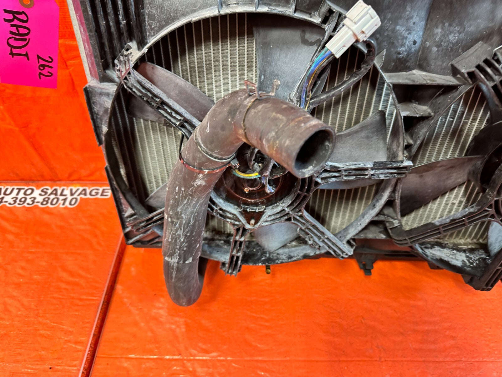 03 07 NISSAN 350Z   AUTOMATIC RADIATOR W/ FANS AND HOSES   1 FAN BAD THO OEM 26212
