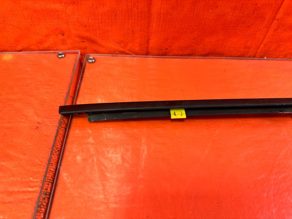 10 16 HYUNDAI GENESIS COUPE   PASSENGER RIGHT EXTERIOR WINDOW GLASS TRIM OEM 2995