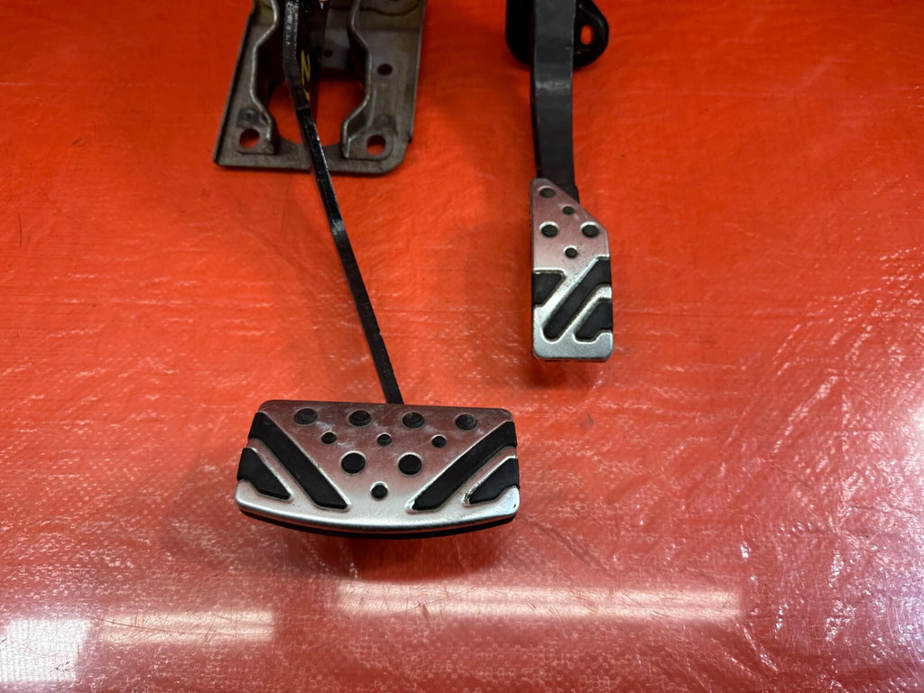 08 15 LANCER EVOLUTION X EVO 10   MR   AUTOMATIC GAS & BRAKE PEDALS   OEM #2175
