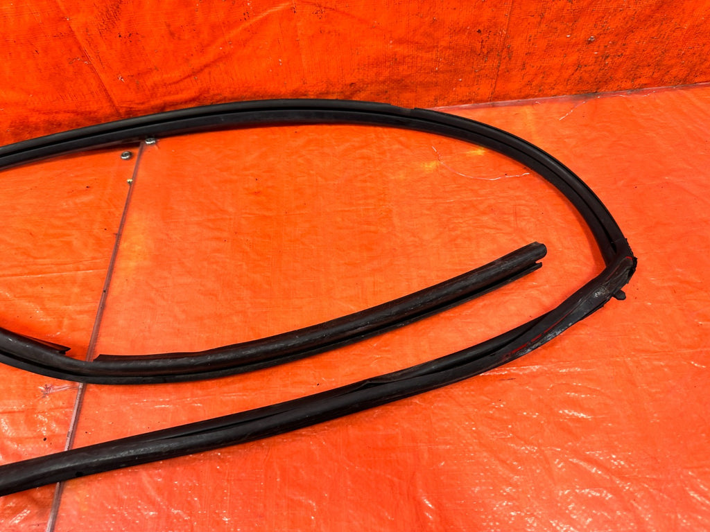 96 00 HONDA CIVIC COUPE   RIGHT WINDOW GLASS DOOR RUN CHANNEL   OEM 3192
