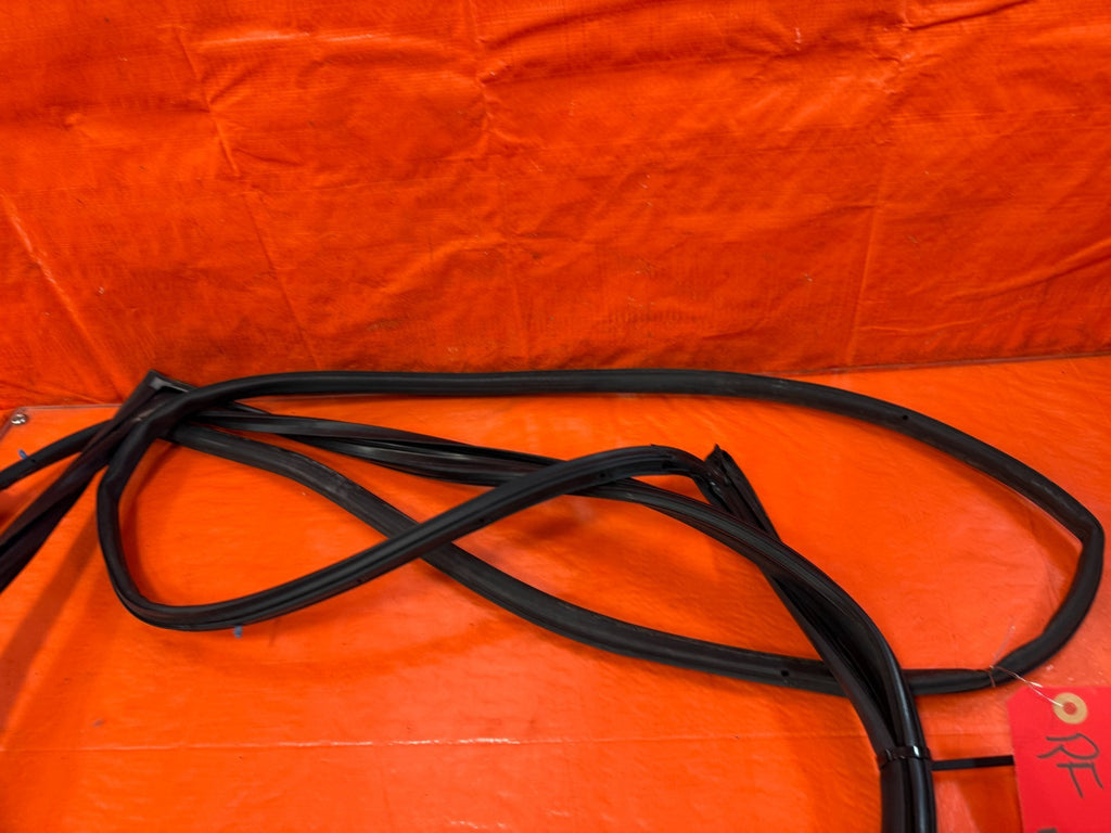 04 08 ACURA TSX   RIGHT FRONT   WEATHER STRIP & RUN CHANNEL OEM 3223