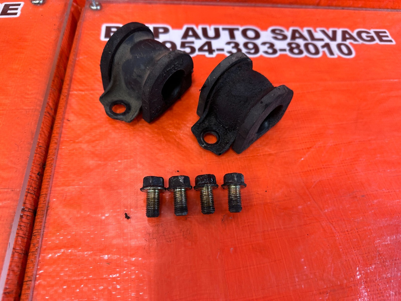 04 08 ACURA TSX   FRONT SWAY STABILIZER BAR BUSHINGS AND BRACKETS   OEM #2559