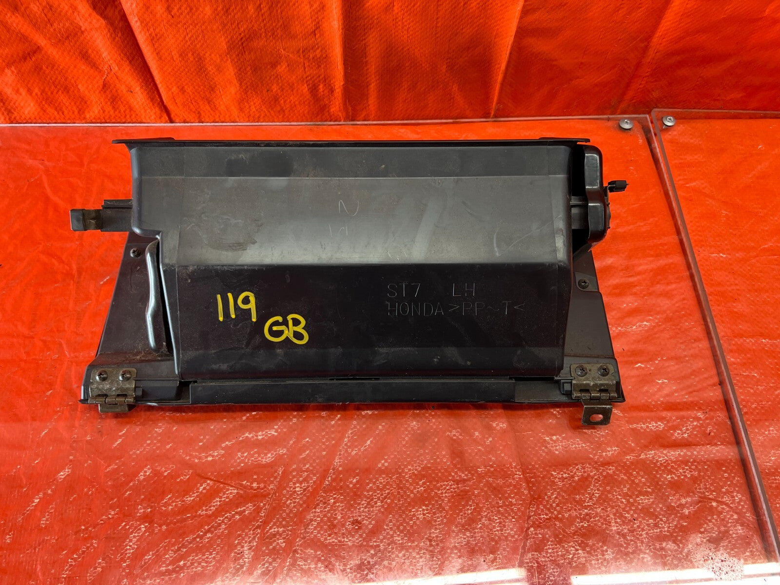 94 01 ACURA INTEGRA 2 & 4 DOOR   GLOVE BOX   BLACK   NO LOCK PRESENT   OEM #1197