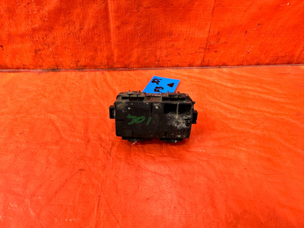 99 01 HONDA CR V CRV   ENGINE BAY EXTERIOR UNDER THE HOOD ABS FUSE BOX PANEL 3003