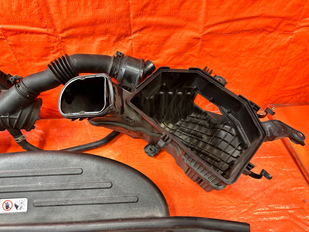 13 16 HYUNDAI GENESIS COUPE 3.8L FACTORY INTAKE W ARM AIR BOX RESONATOR OEM 3021