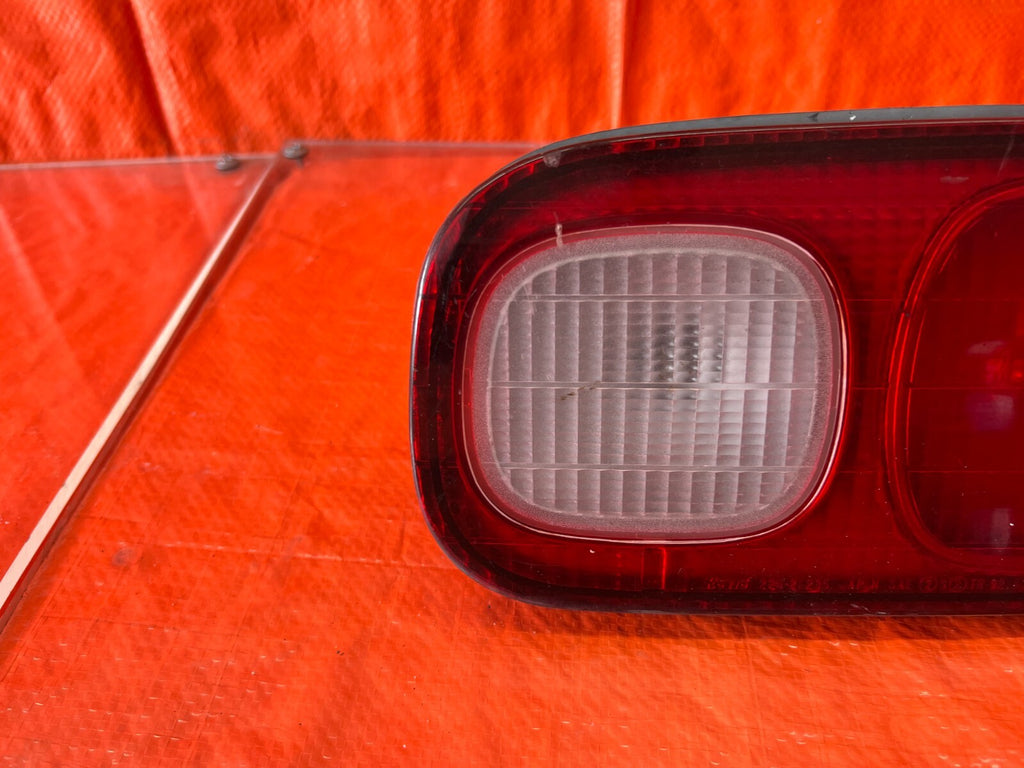 98 01 ACURA INTEGRA SEDAN   PASSENGER RIGHT INNER   TAIL LIGHT LAMP   OEM #123 6