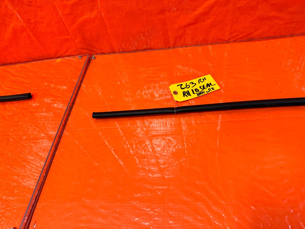 97 01 HONDA PRELUDE   PASSENGER RIGHT LOWER DOOR WEATHER STRIP SEAL   OEM #2636