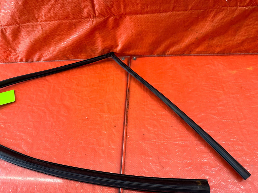 09 10 ACURA TSX   PASSENGER RIGHT REAR WINDOW GLASS RUN CHANNEL   OEM #2337