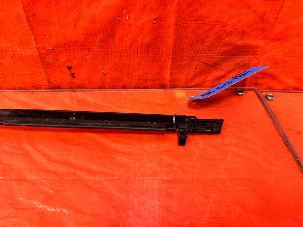 04 08 ACURA TSX   RIGHT REAR EXTERIOR WINDOW GLASS TRIM   OEM FACTORY #3048