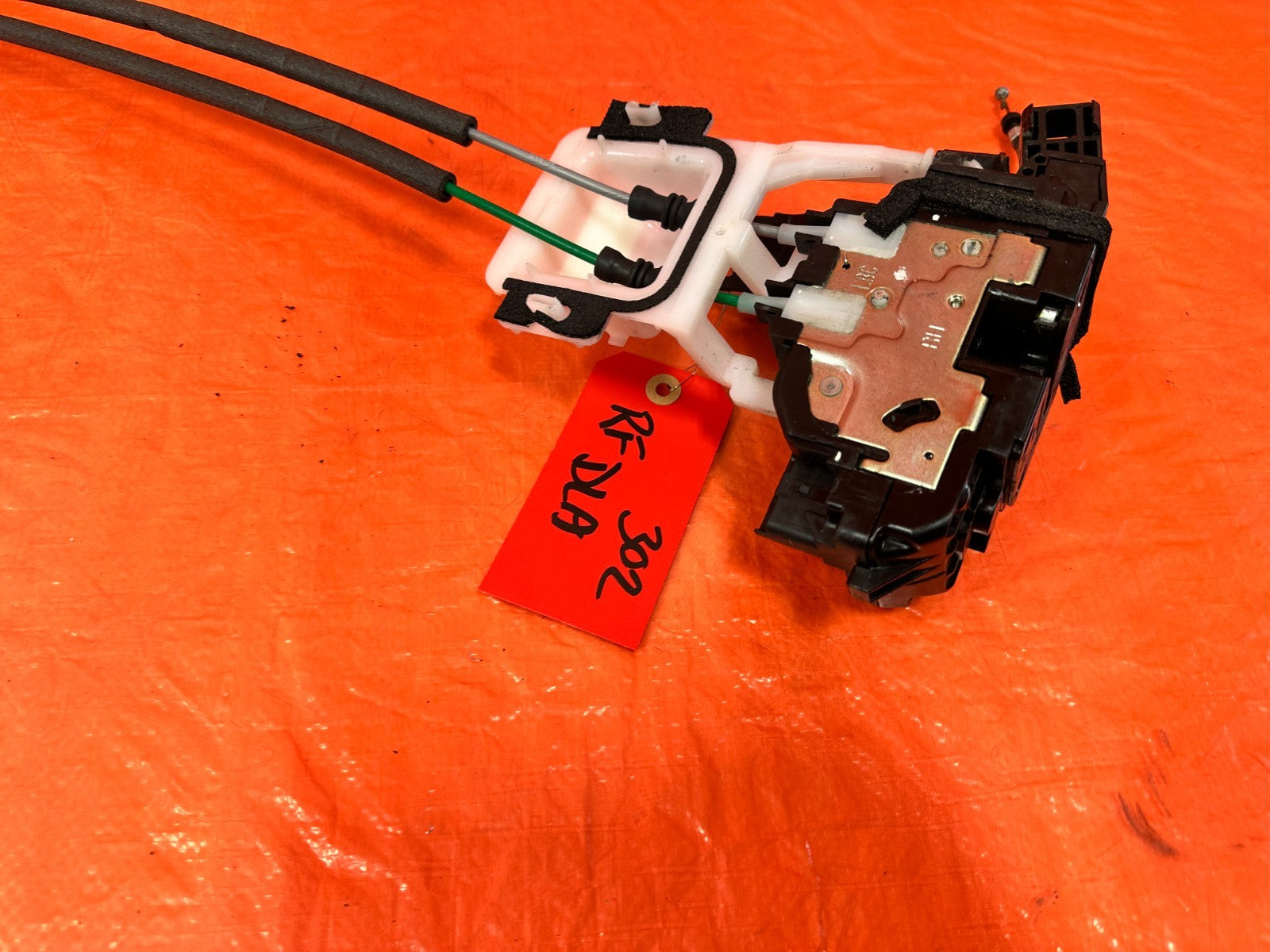 10 16 HYUNDAI GENESIS COUPE   PASSENGER RIGHT FRONT DOOR LOCK ACTUATOR   OEM 3021