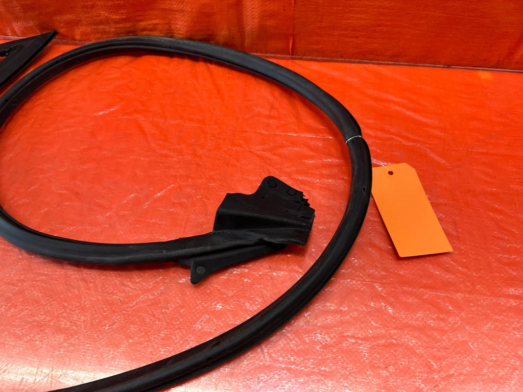 10 16 HYUNDAI GENESIS COUPE RIGHT LOWER DOOR WEATHER STRIP RUBBER SEAL 2194