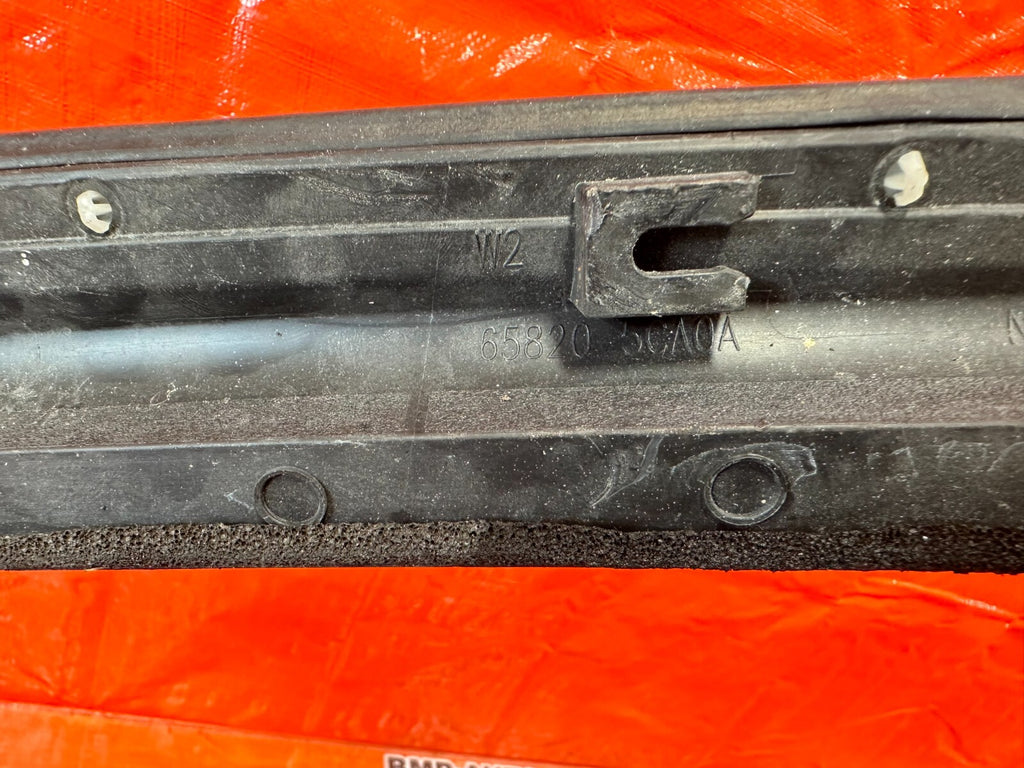 17 20 INFINITI Q60   PASSENGER RIGHT   FENDER TO HOOD TRIM SEAL   OEM FACTORY10