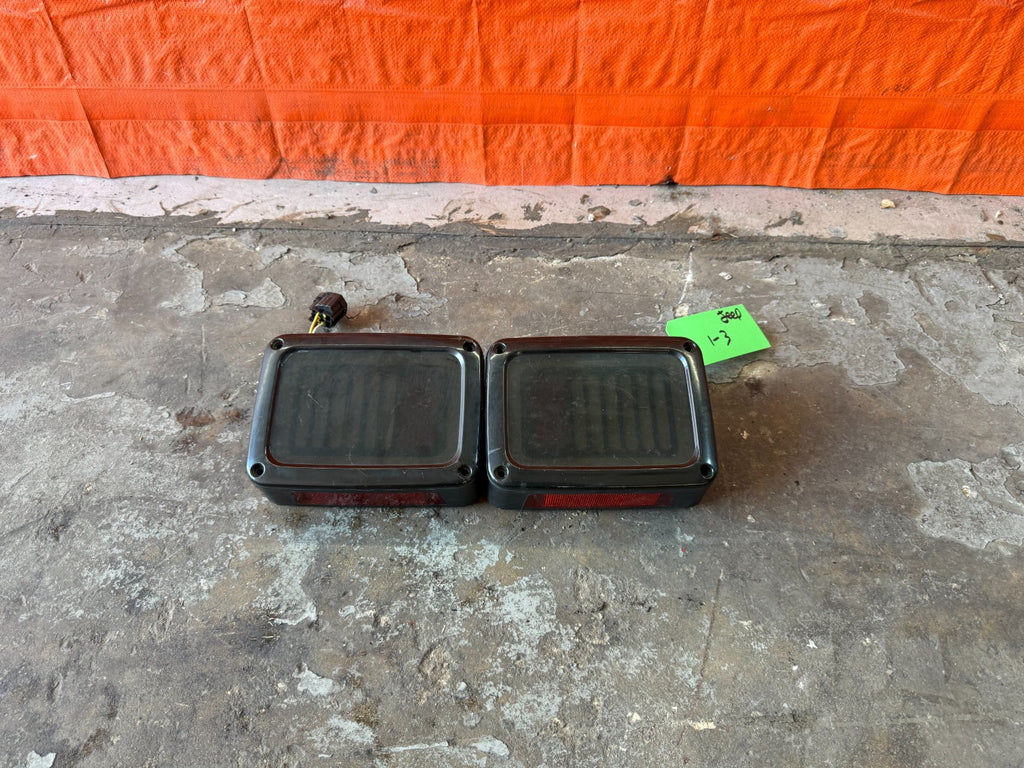 07 18 JEEP WRANGLER   UNKNOWN BRAND   BLACKED OUT LED TAIL LIGHTS LAMPS   SMOKED0