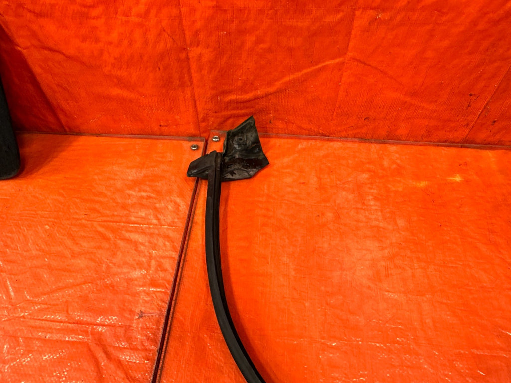 97 01 HONDA CR V CRV   REAR TRUNK WEATHER STRIP GASKET SEAL   OEM FACTORY #3015