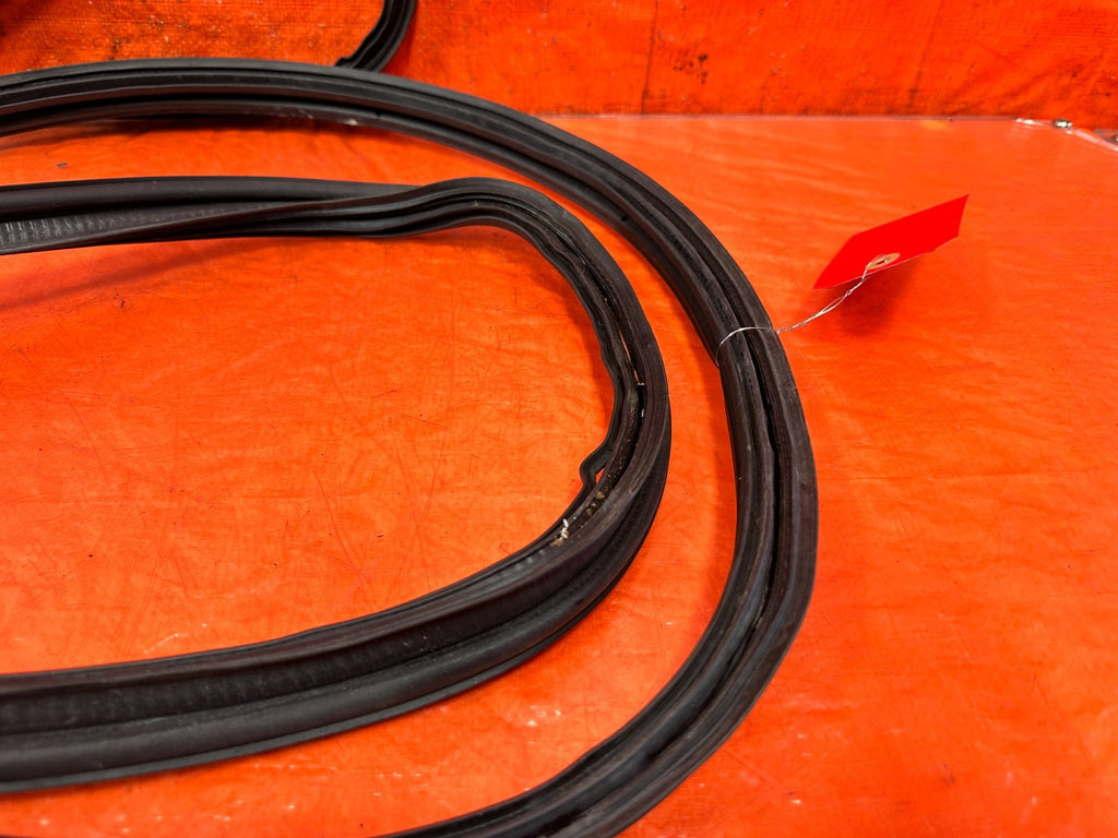 94 01 ACURA INTEGRA 2D TAIL GATE TRUNK HATCH LATCH WEATHER TRIM STRIP MOLDING 099