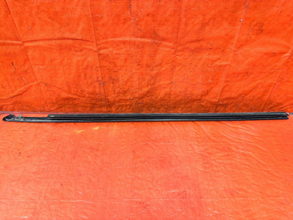 90 91 HONDA CIVIC HATCHBACK   RIGHT EXTERIOR WINDOW GLASS TRIM   OEM 3171