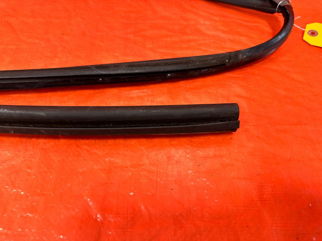 04 08 ACURA TSX   PASSENGER RIGHT FRONT WINDOW GLASS RUN CHANNEL   OEM #2916