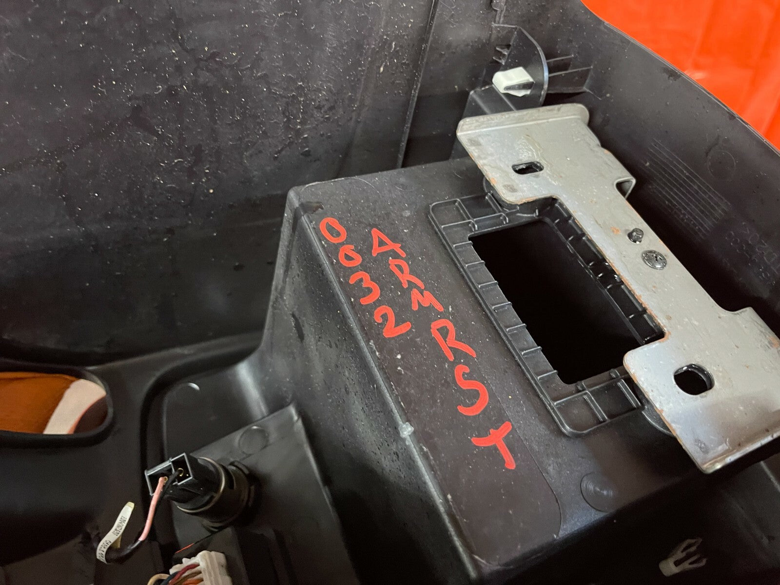 10 12 HYUNDAI GENESIS 2D COUPE   ARM REST CENTER CONSOLE   BLACK   OEM FACTORY11