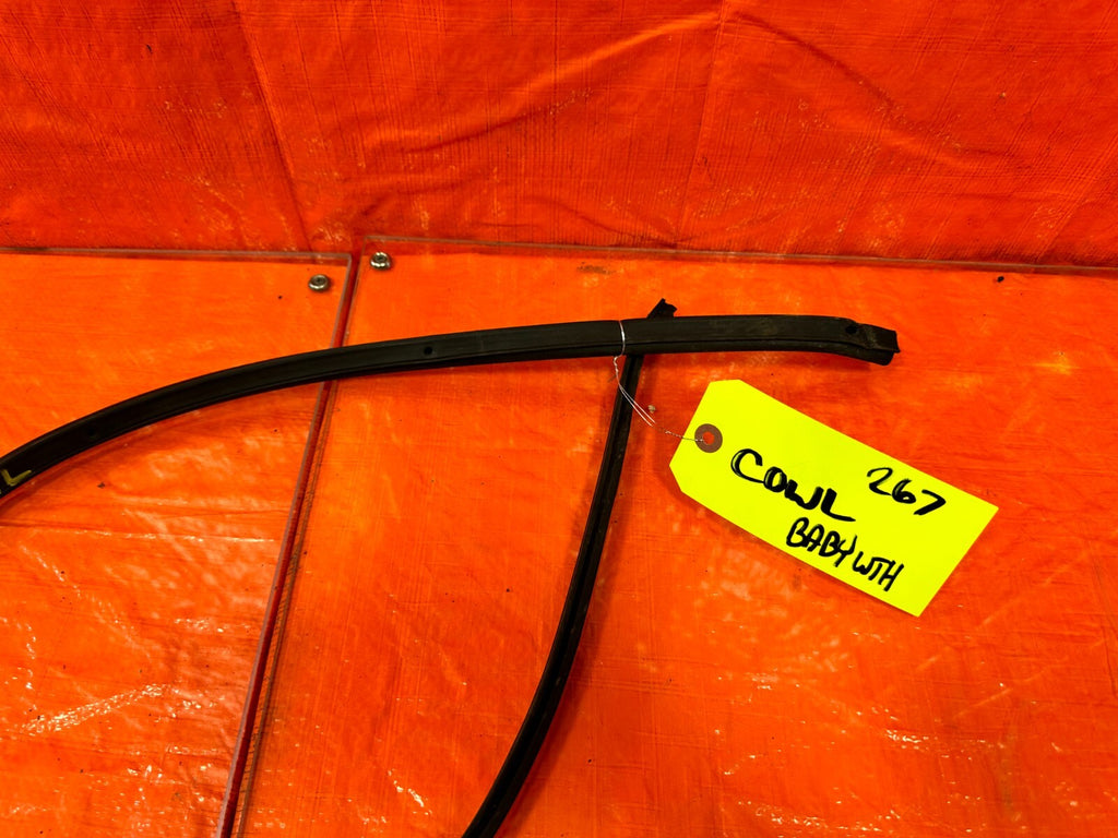 90 93 MAZDA MX 5 MIATA   WIPER COWL WEATHER STRIP RUBBER GASKET   OEM #2676