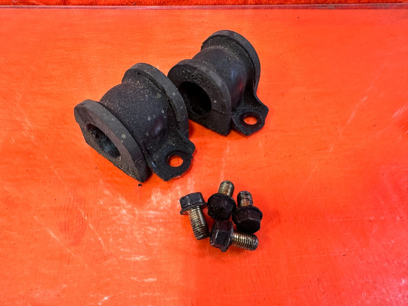 04 08 ACURA TSX   FRONT SWAY BAR BUSHINGS AND BRACKETS   OEM FACTORY #2914