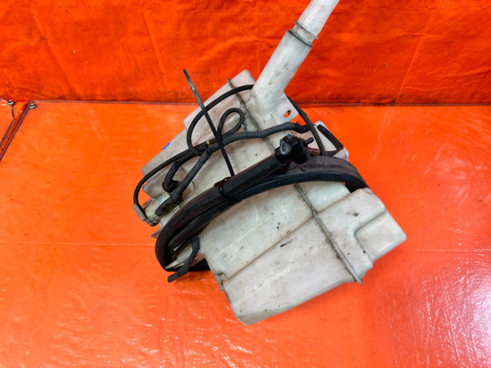 08 15 INFINITI G37 COUPE   WINDSHIELD WIPER RESERVOIR TANK W/ MOTOR    OEM 32911