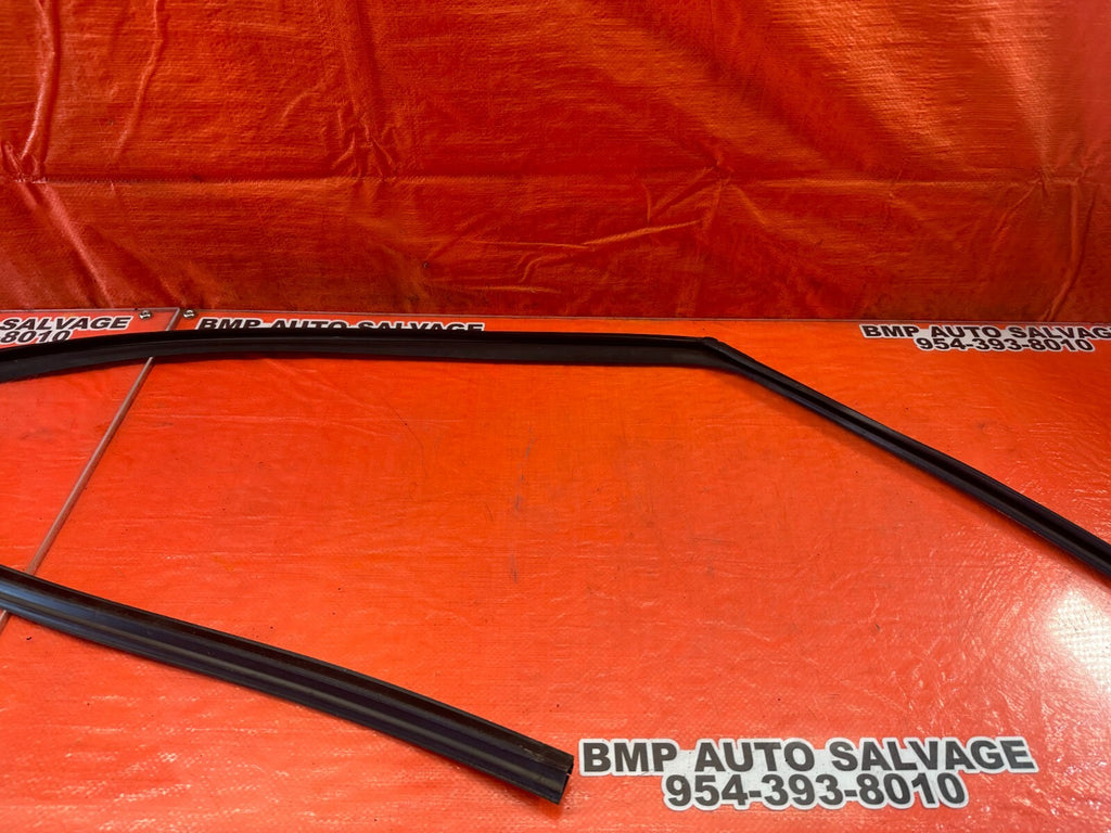 07 12 LEXUS ES350   PASSENGER RIGHT FRONT WINDOW GLASS RUN CHANNEL   OEM #2446