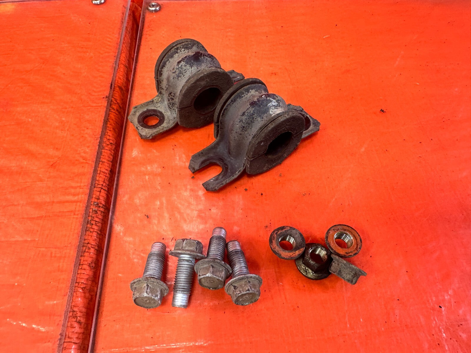 03 07 INFINITI G35 COUPE   REAR SWAY STABILIZER BRACKETS W/ BOLTS & BUSHINGS 2985