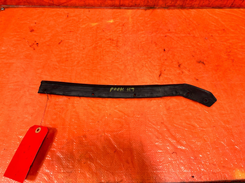 02 06 ACURA RSX   DRIVER LEFT   FRONT OF HOOD MOUNTED WEATHER STRIP   OEM 3155