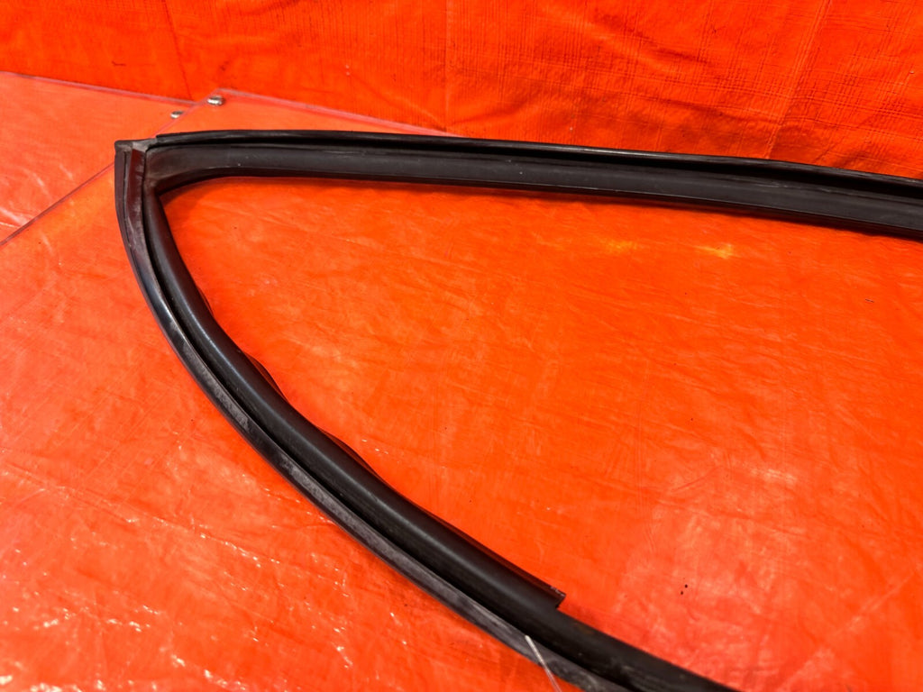 04 08 ACURA TSX   PASSENGER RIGHT FRONT WINDOW GLASS RUN CHANNEL   OEM #2758