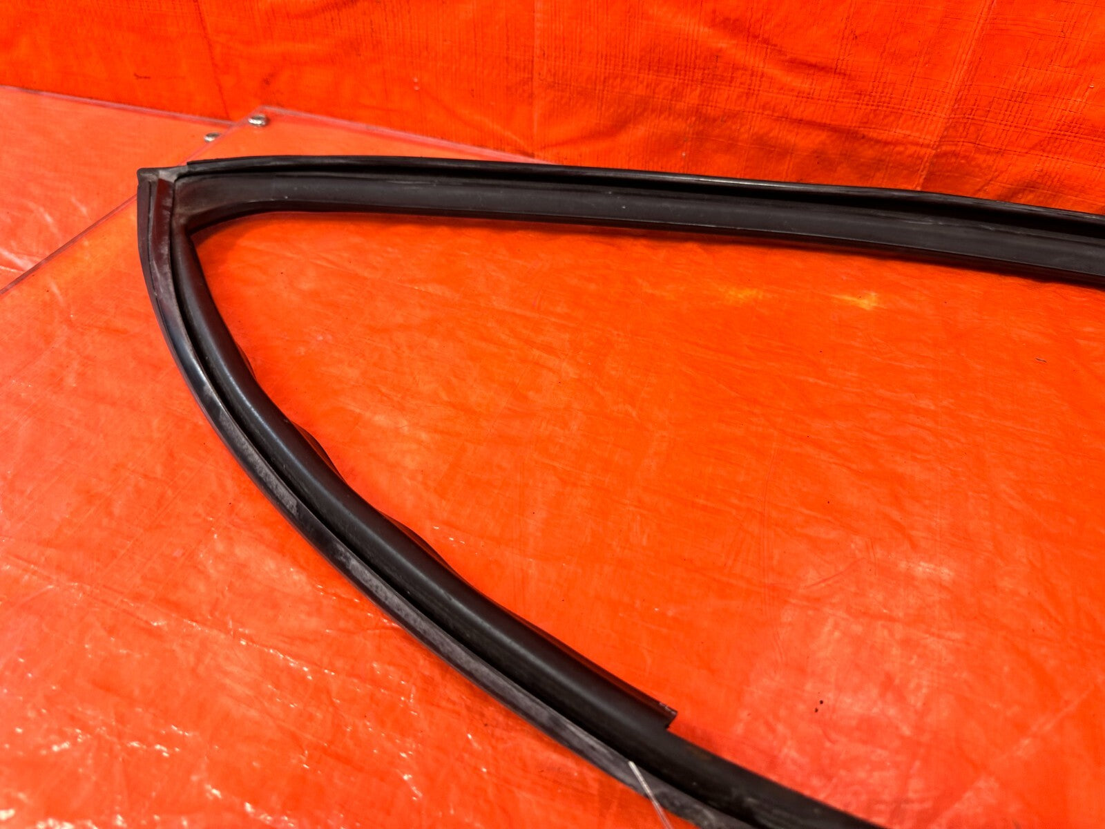 04 08 ACURA TSX   PASSENGER RIGHT FRONT WINDOW GLASS RUN CHANNEL   OEM #2758