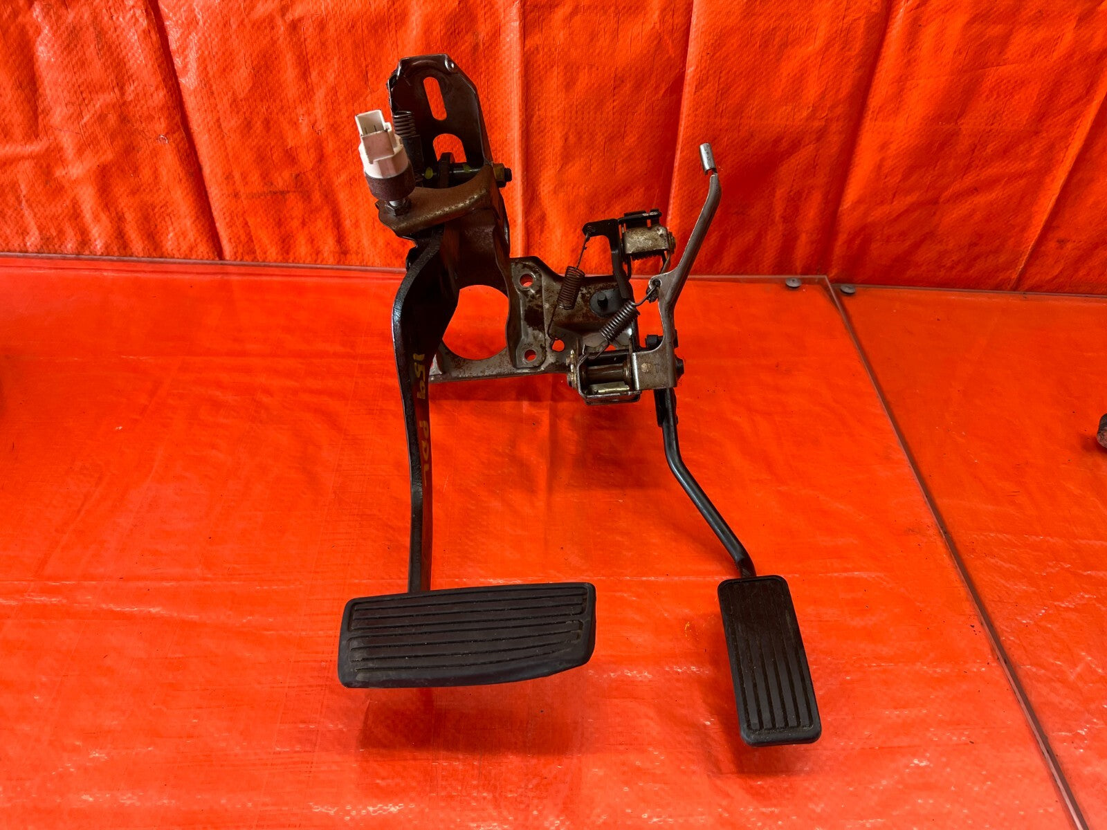94 01 ACURA INTEGRA   AUTOMATIC TRANSMISSION MODEL   GAS AND BRAKE PEDAL OEM 1590
