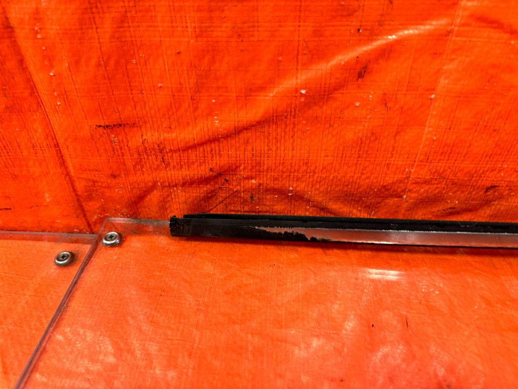 02 05 HONDA CIVIC SI EP3 HATCH   DRIVER LEFT EXTERIOR WINDOW GLASS TRIM OEM 3064