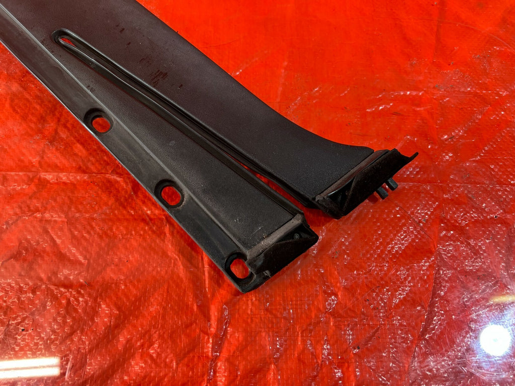 90 96 NISSAN 300ZX   PASSENGER RIGHT   DOOR FINISHER TRIM PLASTIC SASH OEM #85 4