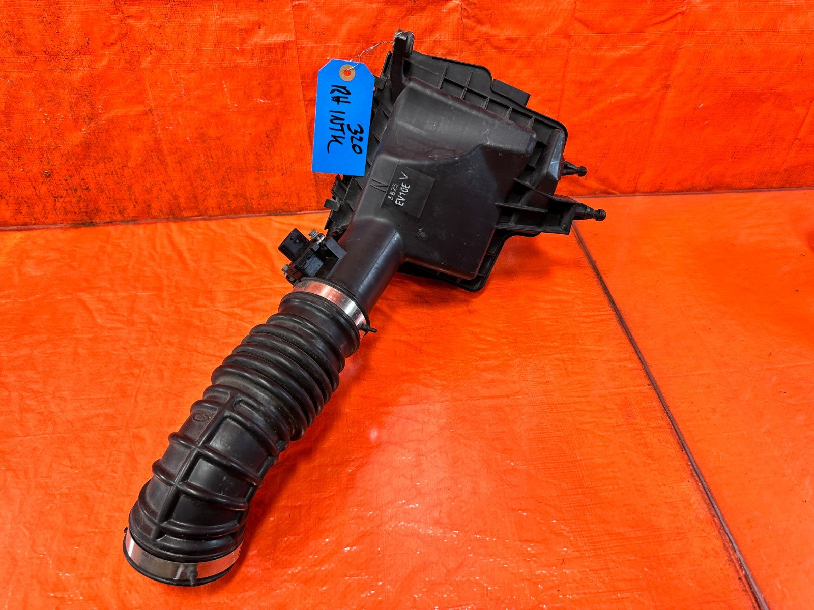 08 15 INFINITI G37 COUPE  RIGHT AIR FILTER HOUSING INTAKE BOX ARM   OEM #3200