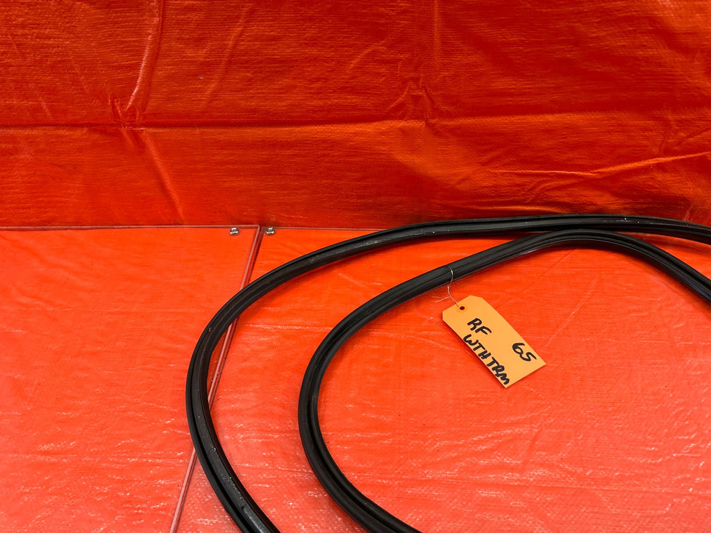 10 16 PORSCHE PANAMERA PASSENGER RIGHT FRONT DOOR WEATHER STRIP RUBBER OEM #658