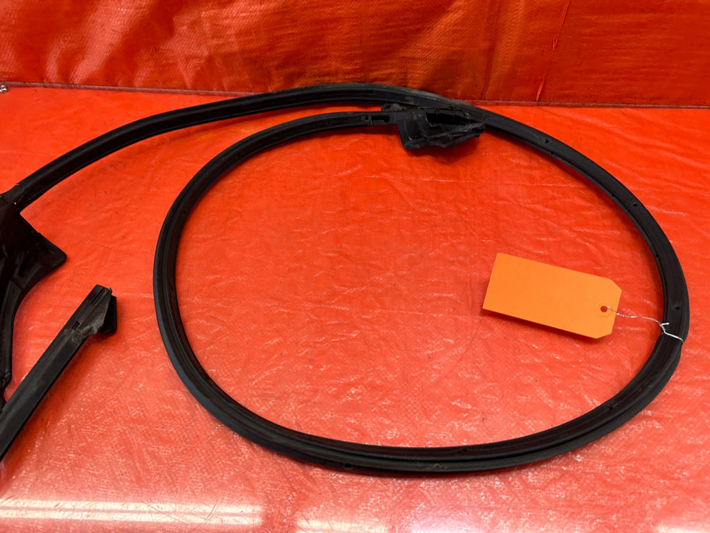 10 16 HYUNDAI GENESIS COUPE RIGHT LOWER DOOR WEATHER STRIP RUBBER SEAL 21919