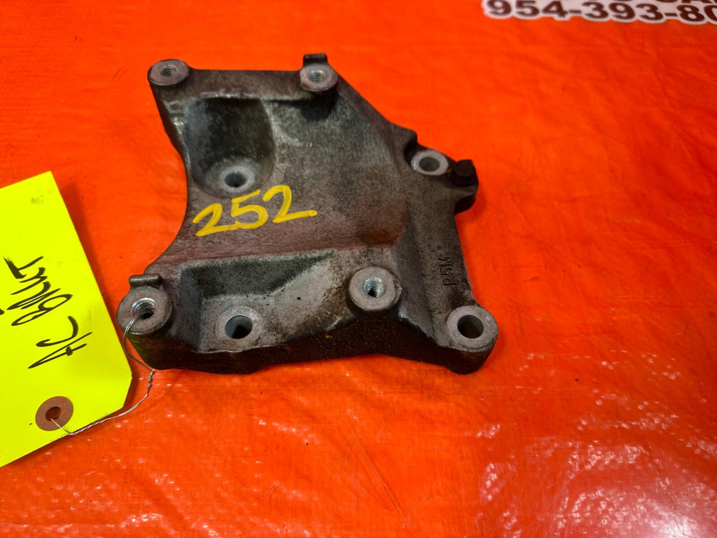 97 01 HONDA PRELUDE   HVAC AIR CONDITIONING AC COMPRESSOR PUMP BRACKET   OEM 2524
