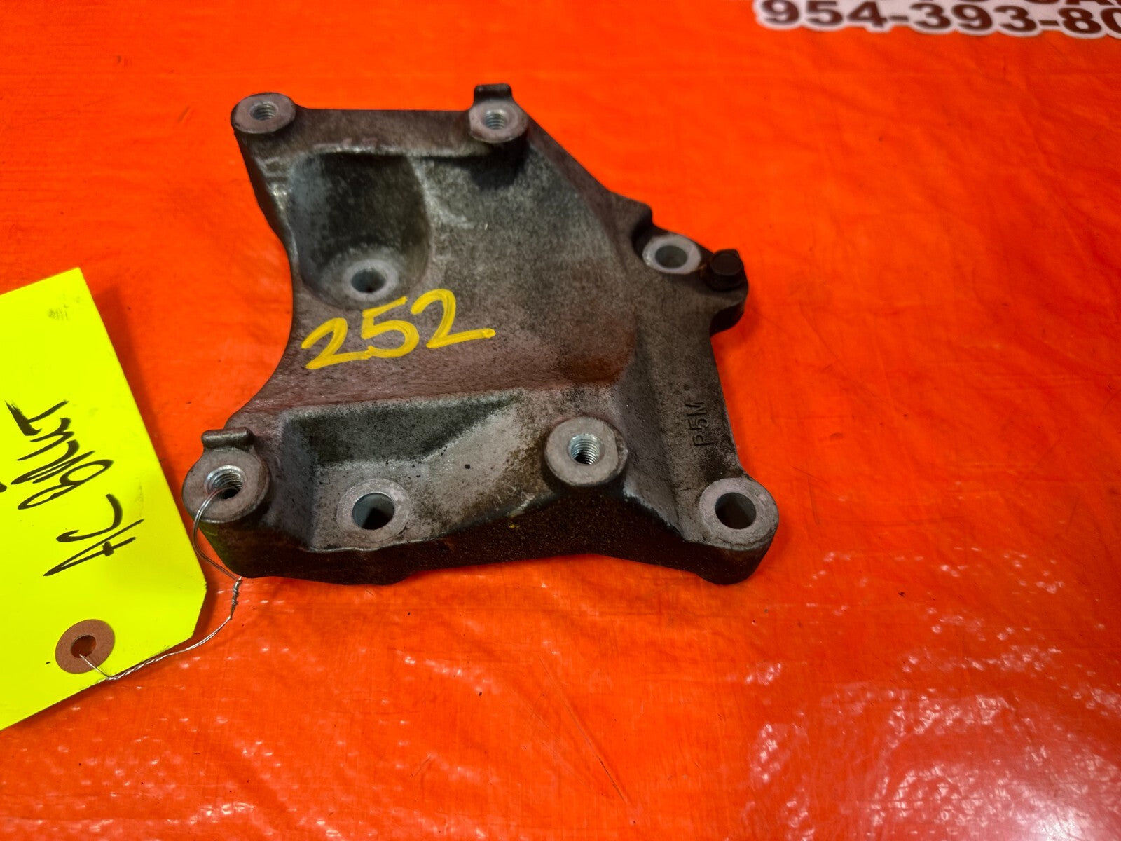 97 01 HONDA PRELUDE   HVAC AIR CONDITIONING AC COMPRESSOR PUMP BRACKET   OEM 2524