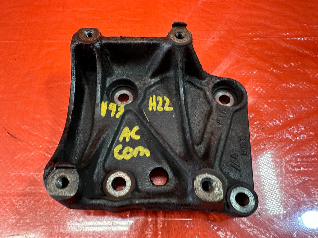 95 98 HONDA ODYSSEY   HVAC AIR CONDITIONING AC COMPRESSOR PUMP BRACKET   OEM 1935