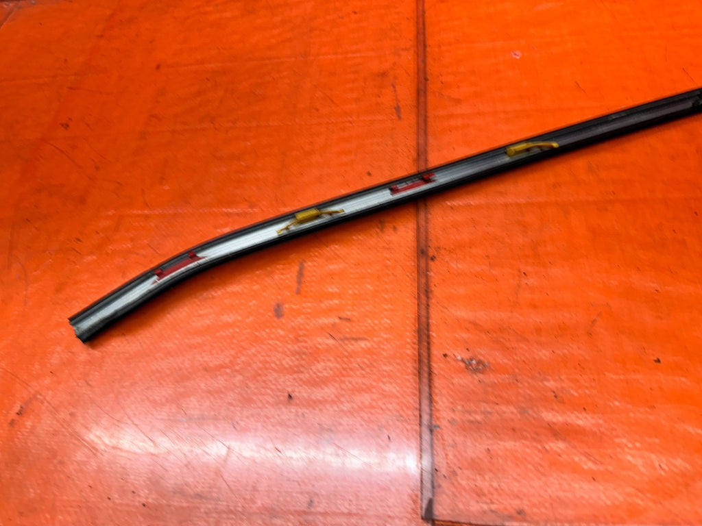 94-01 ACURA INTEGRA 4D SEDAN LEFT DRIVER WINDSHIELD WEATHERSTRIP SEAL #34021